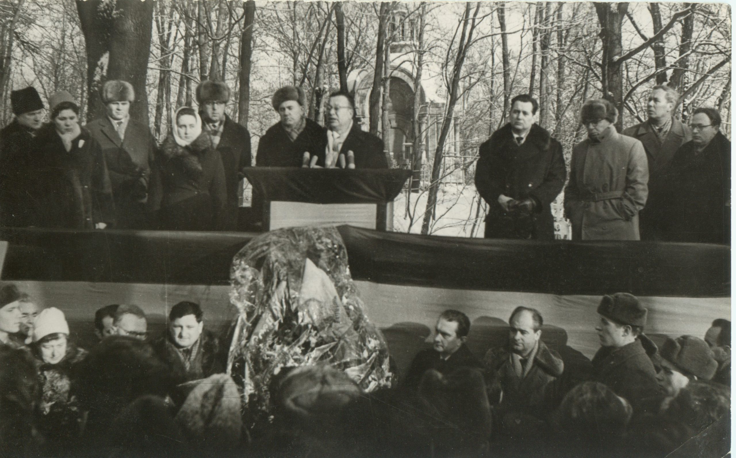 Під час виступу А.Малишка на похороні В.Сосюри (січень 1965 року)