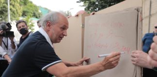 У столиці письменники та діячі культури закликали підтримати українську книжку