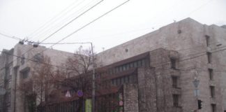 КМДА зобов’язала прибрати паркан коло «Квітів України»