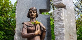 У Києві відбулося покладання квітів до пам’ятника Олені Телізі