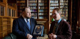 Стефанчук передав англомовну версію «Кобзаря» бібліотеці парламенту Британії