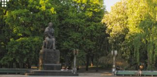 Дерусифікація Києва: парк Пушкіна перейменували на честь письменника Івана Багряного