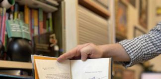 Книга з автографом Ліни Костенко «Бунт проти імперії: українські шістдесятники» Радомира Мокрика за донати на ЗСУ!