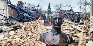 У зруйнованому ворожим дроном музеї у Львові вціліло погруддя Шухевича