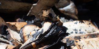 До Кембриджа передали пошкоджену російським обстрілом книжку з друкарні «Фактор-Друк»