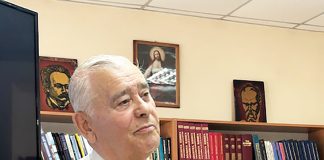 Перед книжковим іконостасом Володимира Качкана…