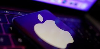 Письменники подали до суду на Apple через навчання штучного інтелекту на їхніх книжках