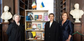 У бібліотеці Триніті-коледжу з’явилася українська книжкова поличка
